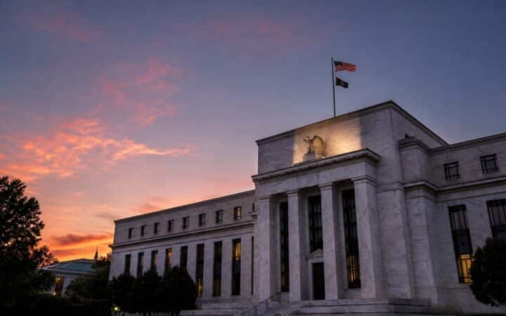 Dollar Holds Ground as Fed Bets Clash With Iran Diplomacy Hopes
