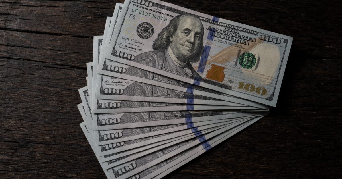 Dollar Slides as Traders Brace for Trump’s Iran Nuclear Call