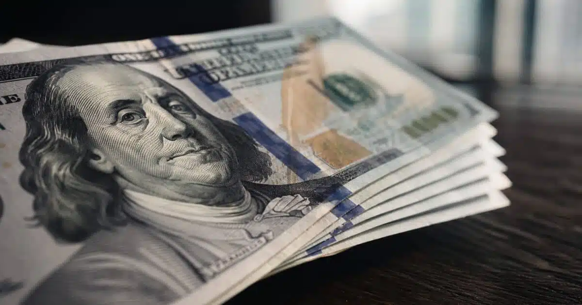U.S.-Iran Strikes Freeze Dollar as Crypto Traders Eye Safe-Haven Flows
