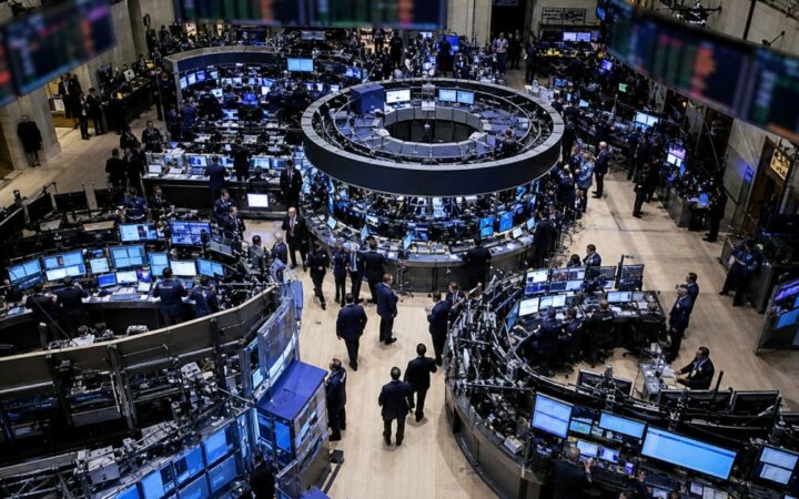 Bitcoin Climbs Past $30,500 as Retail Buyers Absorb Five Weeks of ETF Outflows