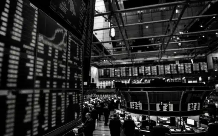 Bitcoin ETF Investors Pull $5.94 Billion Over Six Weeks as Price Hits 21-Month Low