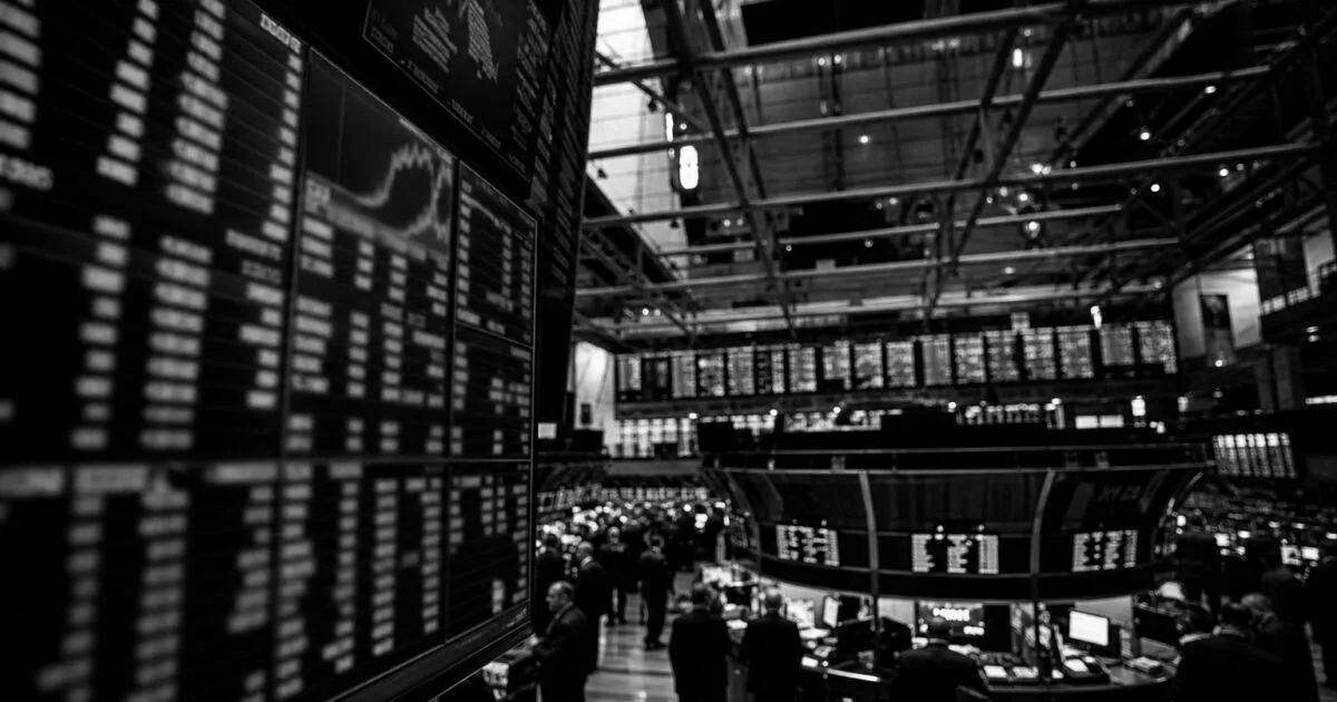 Bitcoin ETF Investors Pull $5.94 Billion Over Six Weeks as Price Hits 21-Month Low