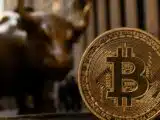 Bitcoin frôle les 60 000 dollars et les traders retiennent leur souffle