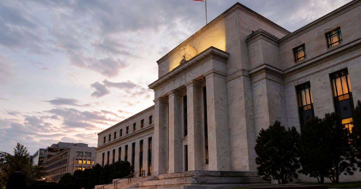 Capital Economics Sees Euro Sliding to $1.10 as Fed-ECB Policy Gap Widens