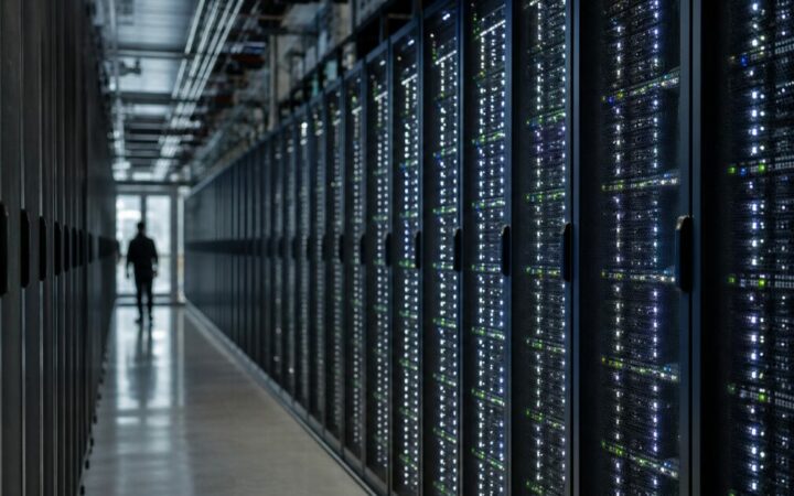 Chainlink Nears 900,000 Holders as LINK Leaves Exchanges in Bulk
