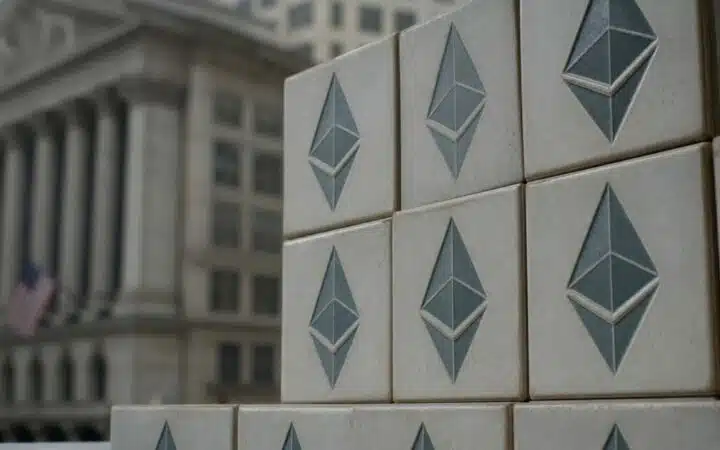 Ethereum Traders Eye $1,900 and $1,600 as Liquidation Clusters Build Pressure