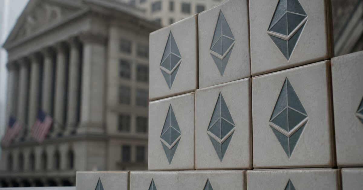Ethereum Traders Eye $1,900 and $1,600 as Liquidation Clusters Build Pressure