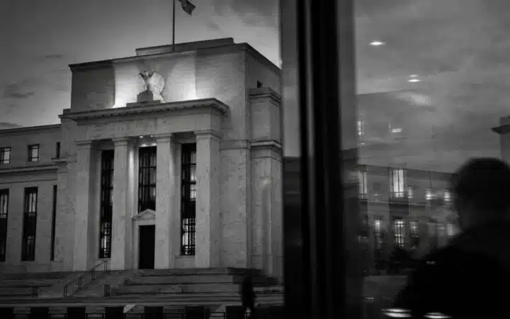 Morgan Stanley Sees Dollar Weakening as Fed Holds Rates, Rattling Currency Traders