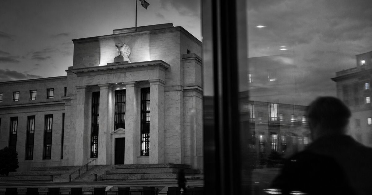 Morgan Stanley Sees Dollar Weakening as Fed Holds Rates, Rattling Currency Traders