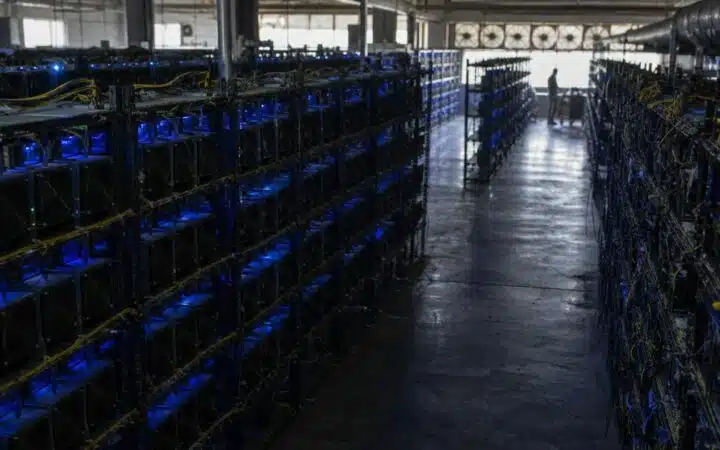 Bitcoin Drops Below $63,000 as Asian Session Leverage Flush Hits 6x Below Monthly Peak