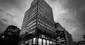 Coinbase Backs Revised CLARITY Act as 31% Polymarket Odds Expose Trump Ethics Drag
