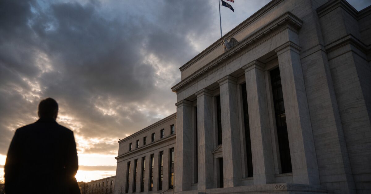 Dollar Slides as Oil Slump Cools Fed, BOE, and BOJ Rate Hike Bets