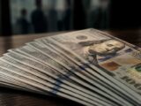 Dollar Slips as Yen Climbs on Bank of Japan Policy Shift Bets