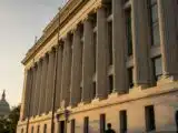SEC Commissioner Peirce Warns DeFi Vaults and Onchain Lending Face Securities Scrutiny