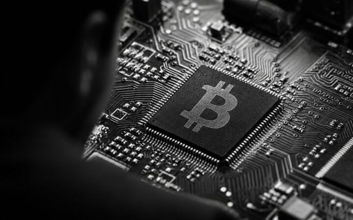 American Bitcoin accumule du Bitcoin en pleine perte trimestrielle, l'action ABTC monte de 5%