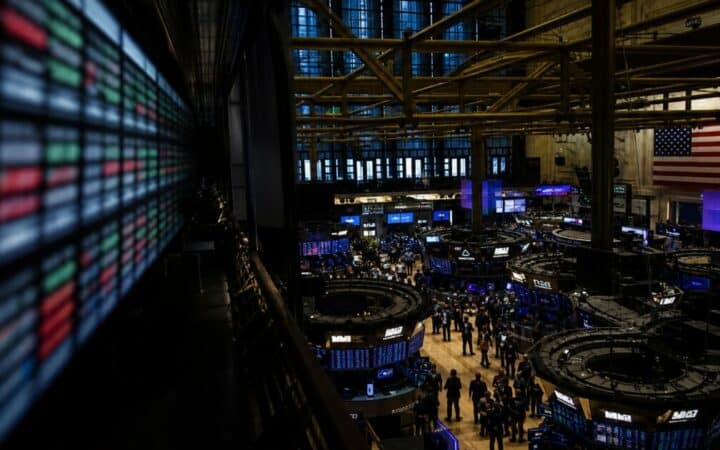 Bitcoin ETF Flows Reveal Institutional Caution as Prices Dip