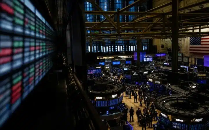 Bitcoin ETF Flows Reveal Institutional Caution as Prices Dip