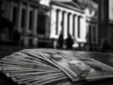 Dollar Drops as Bond Market Calm Pulls Traders Away From Safe-Haven Bets