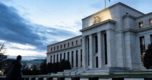 Dollar Drops as Fed Rate Hike Bets Shrink Across Currency Markets