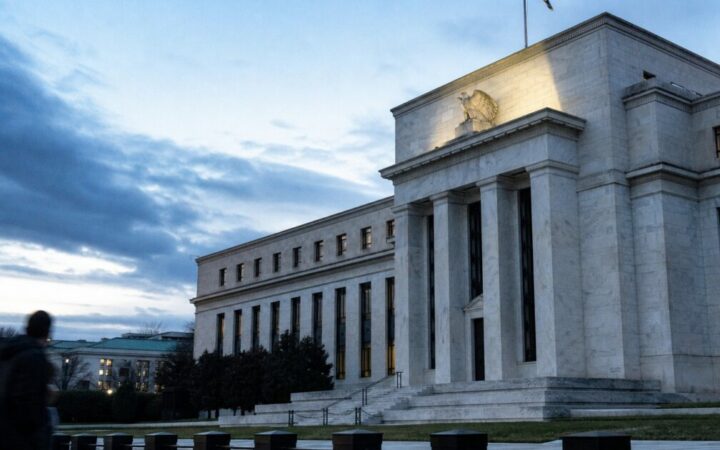 Dollar Drops as Fed Rate Hike Bets Shrink Across Currency Markets