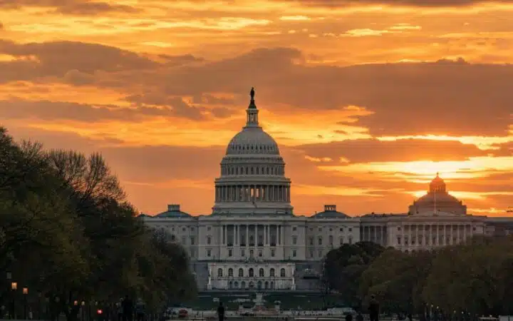 Le Clarity Act bloqué au Congrès, Bitcoin reste figé à 64 000 dollars