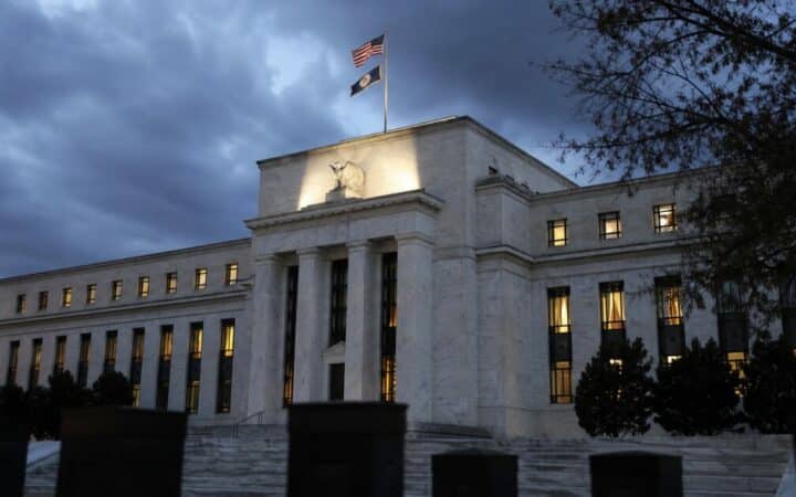 Macro Pressures Guide Crypto Moves in Fed Expectation Climate