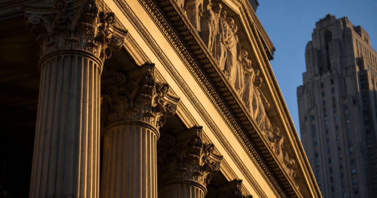 Ripple Locks 700 Million XRP Early, Cutting August Supply Risk in Half