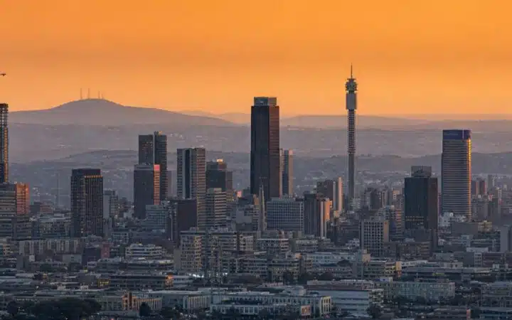 South African Rand Hits 18.70 as Business Sentiment Falls and Traders Watch Closely