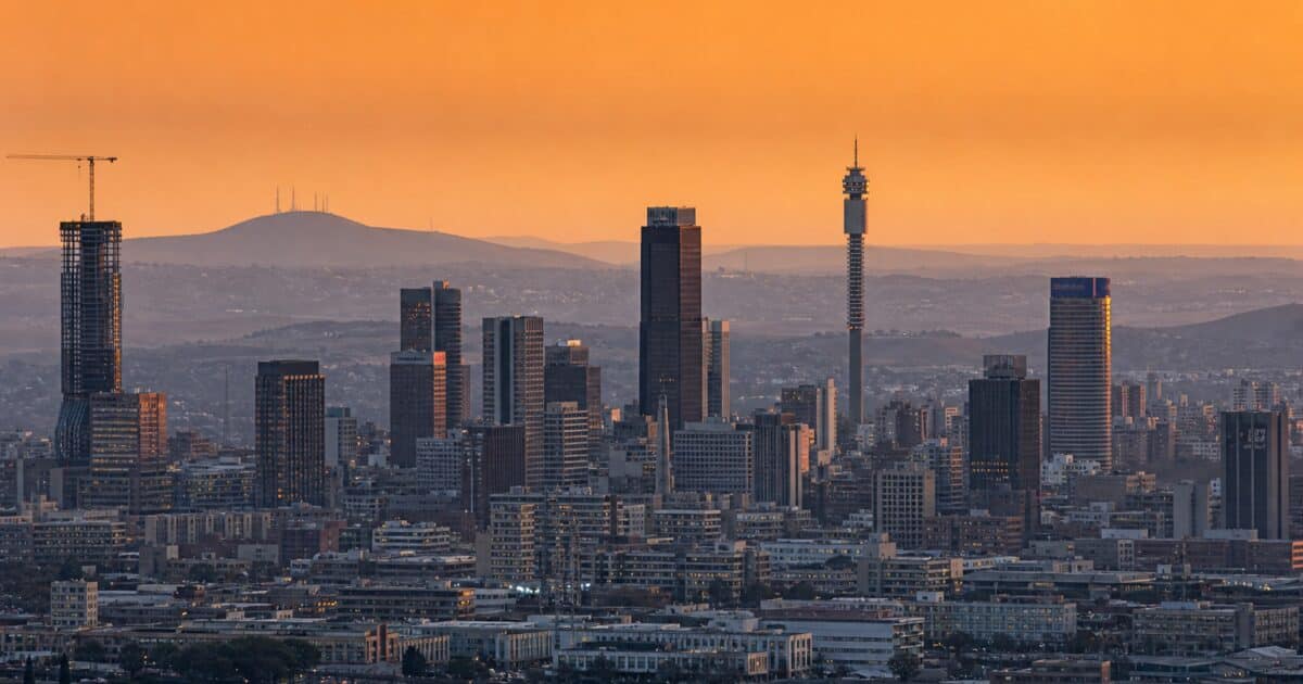 South African Rand Hits 18.70 as Business Sentiment Falls and Traders Watch Closely