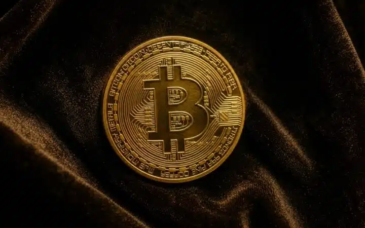 Trois Hommes du Missouri Arrêtés pour Tentative de Vol de 4 100 Bitcoin à 245 Millions de Dollars