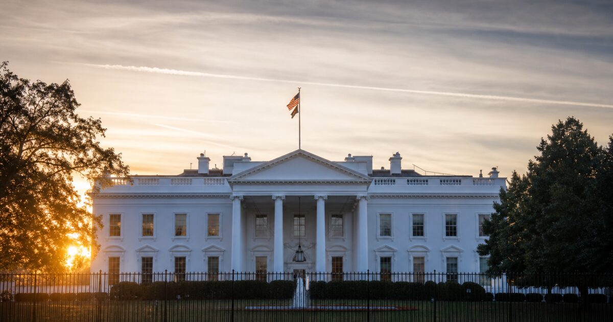 Trump Invites Coinbase, Ripple, and 8 Other Crypto Giants to White House as CLARITY Act Hits 10% Odds