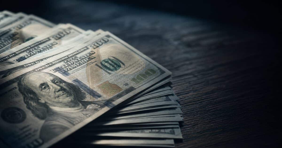 Dollar Climbs to 105.36 as U.S.-Iran Standoff Rattles Currency and Bond Markets